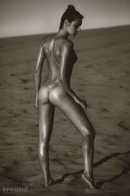 Diana Georgie Nude In The Desert - 08