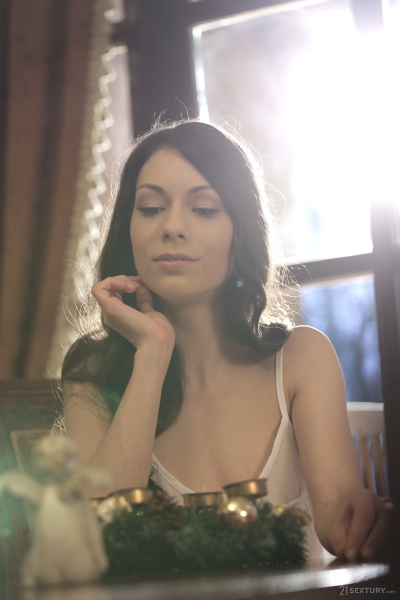 Sexy solo scene from the beautiful brunette Arwen Gold - 