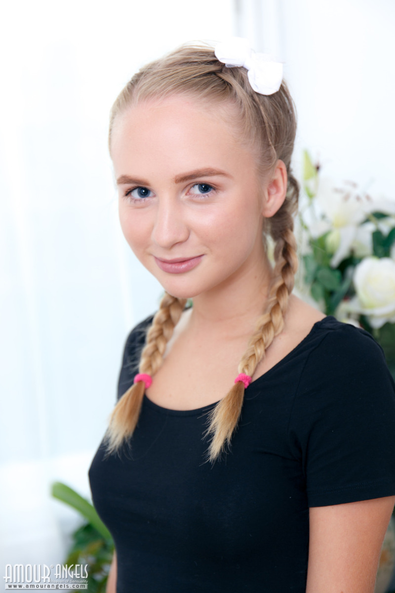 Sporty girl gets naked - 