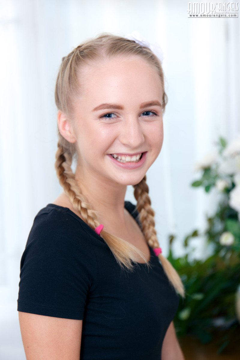 Sporty girl gets naked - 