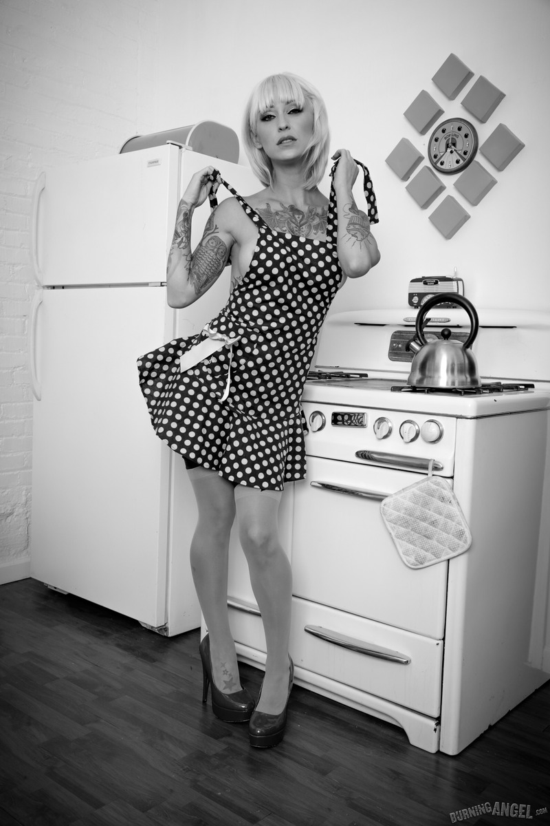 Kleio Valentien Pin-Up Stripper - 