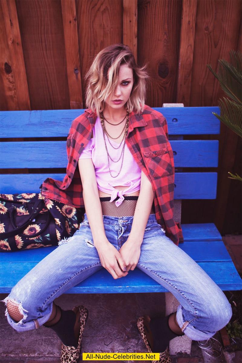 Isabella Lindblom Shows Her Pierced Nipples - 