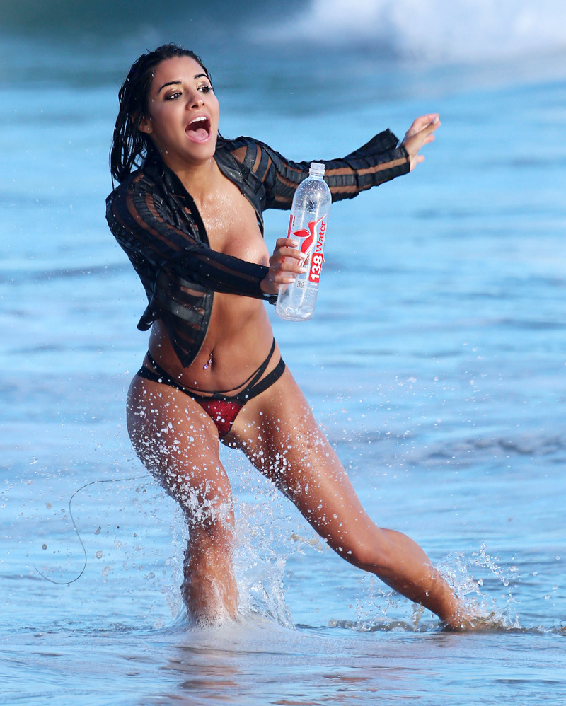 Bruna Tuna Flashes Her Tits - 