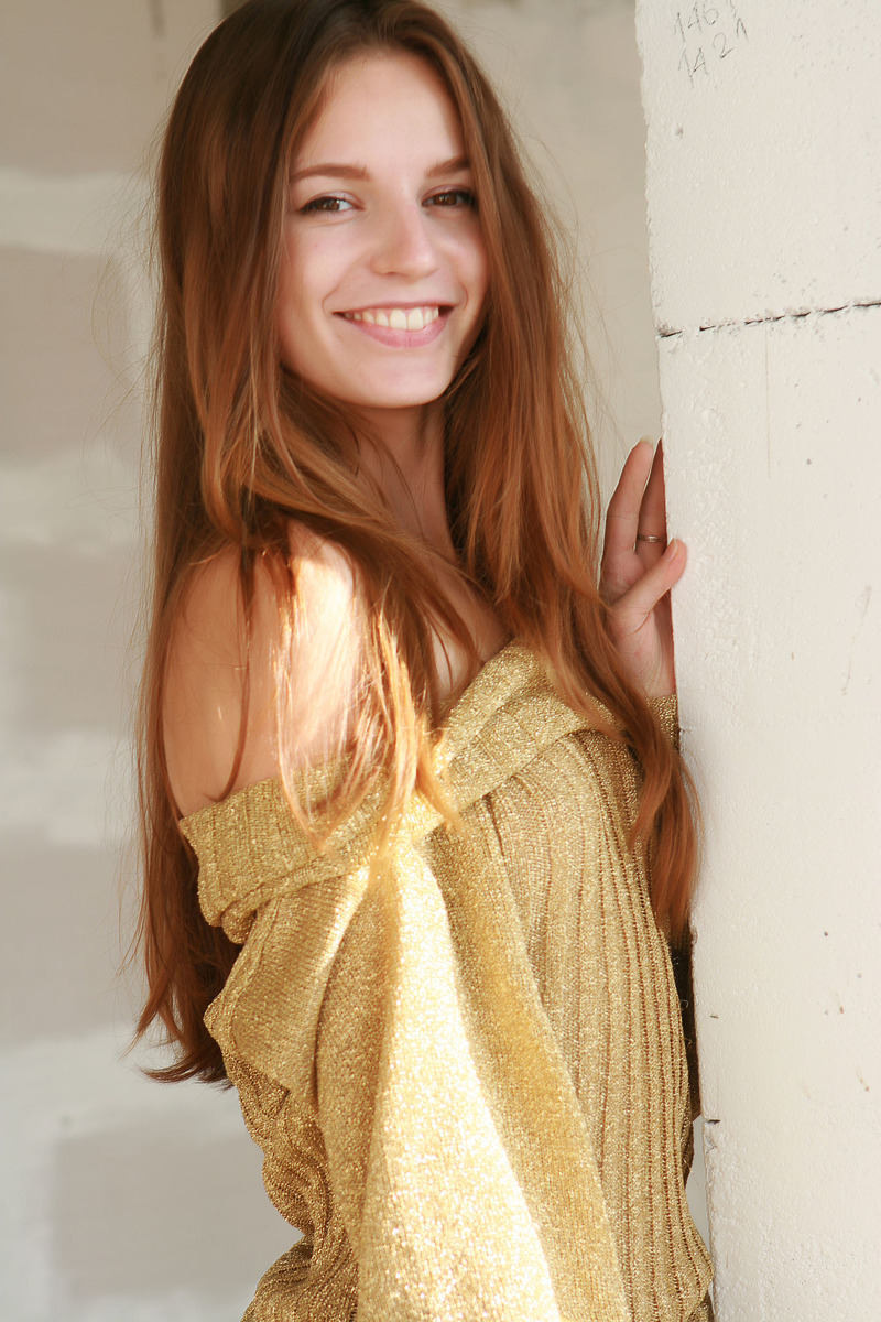 Cute Teen Babe Sofi Shane Shows Her Hairy Pussy - 