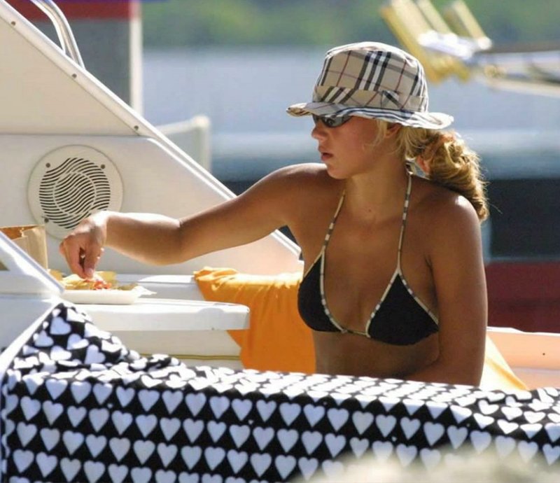 kournikova showing great body in different outfits - 