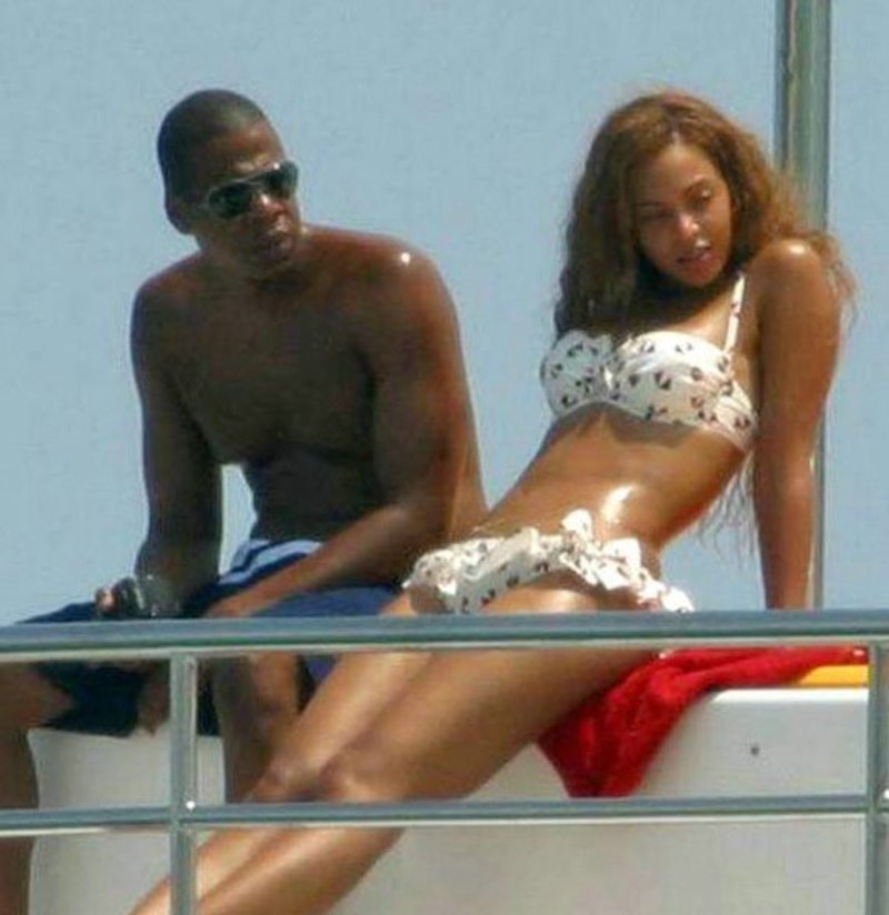 Awesome upskirt shots of hot sexy Beyonce with a bit of camel toe - 